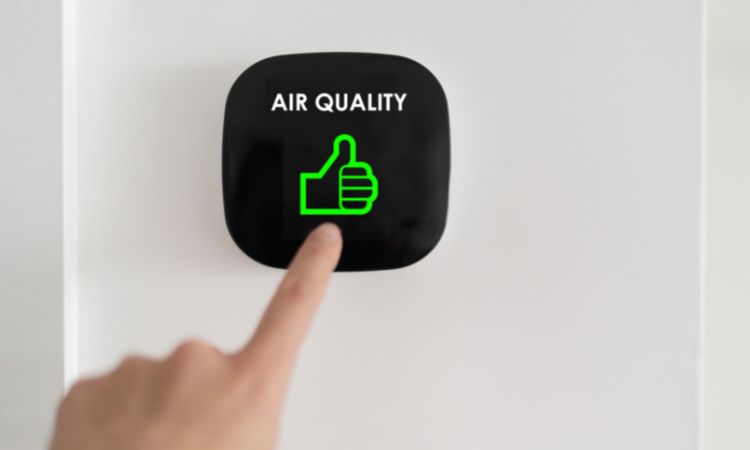 thermostat with green thumbs up showing air quality